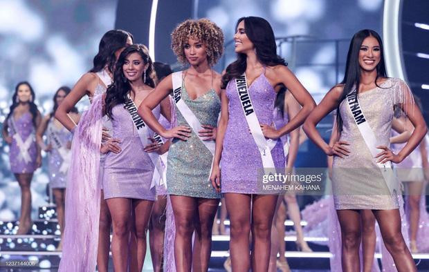 br/> Rạng sáng ngày 11/12, đêm bán kết Miss Universe 2021 đã diễn ra tại Israel với sự tham dự của hơn 80 cô gái đến từ các quốc gia, vùng lãnh thổ trên toàn thế giới. Các thí sinh trải qua đêm thi với hai phần thi trang phục dạ hội, trang phục áo tắm, để ban giám khảo quyết định chọn ra Top 14 chung cuộc và 2 thí sinh có lượt bình chọn cao nhất.