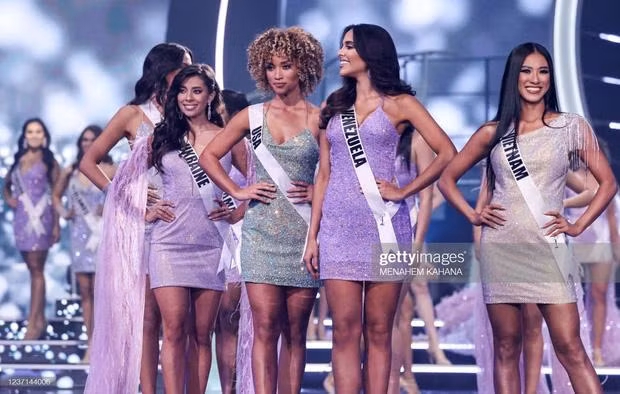 Nhieu thi sinh Miss Universe 2021 body eo uot, catwalk nhu di cho
