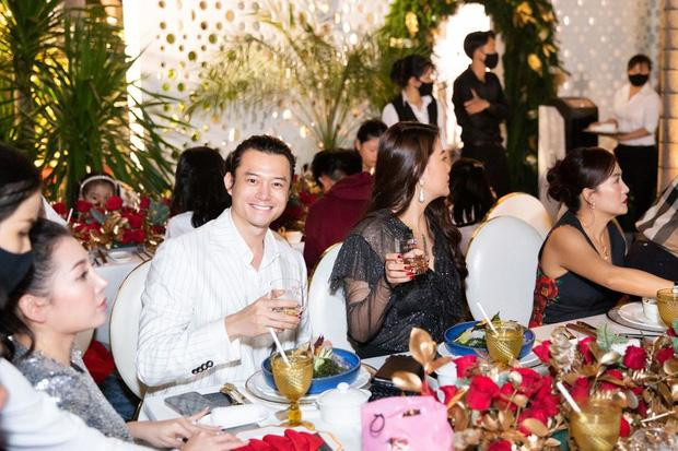 am diễn viên không ngại cầm túi giúp bạn gái, nhan sắc của anh cũng thay đổi nhiều với kiểu tóc dài.