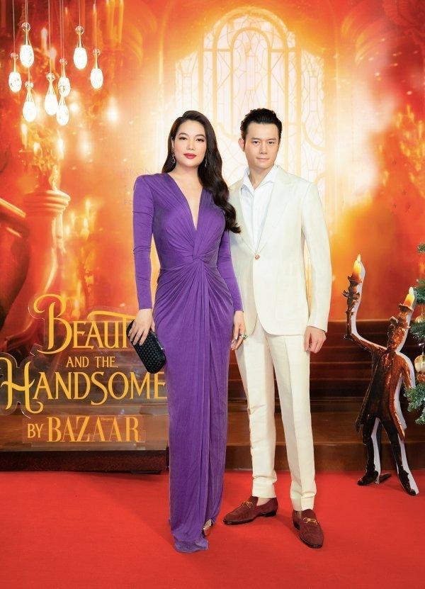 Nhìn những hình ảnh được tình trẻ Trương Ngọc Anh đăng tải trên trang cá nhân gần đây, có thể thấy, nam diễn viên đang tích cực lăng xê kiểu tóc dài vuốt keo ngược này để khoe trọn đường nét gương mặt góc cạnh. Tuy nhiên, anh không nhận được nhiều phản hồi tích cực từ khán giả. Thậm chí, dù kém Trương Ngọc Anh tận 14 tuổi, nhưng trong một số khoảnh khắc sánh đôi, anh gần như không có nhiều sự khác biệt về vẻ ngoài so với bạn gái. 