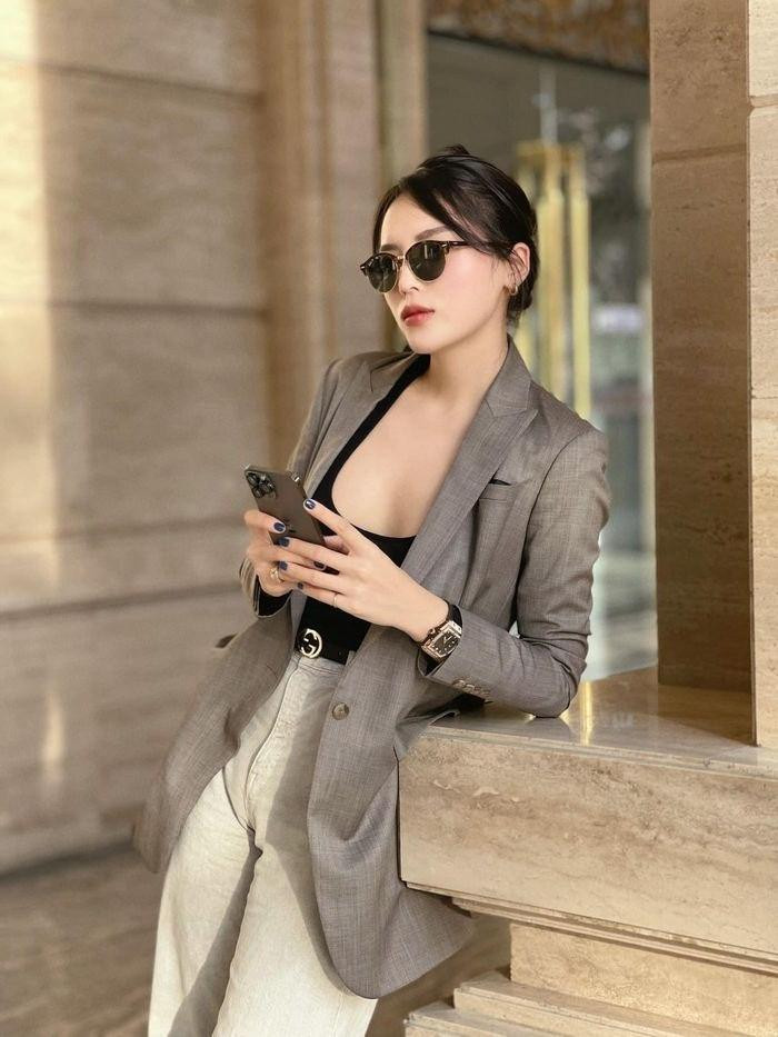 Các phụ kiện khác như mắt kính Rayban giá khoảng 7,5 triệu đồng; thắt lưng Gucci giá 12,5 triệu đồng hay giày Givenchy giá hơn 20 triệu đồng kiểu dáng đơn giản nhưng vẫn giúp Kỳ Duyên thể hiện phong cách cá tính, tinh tế.