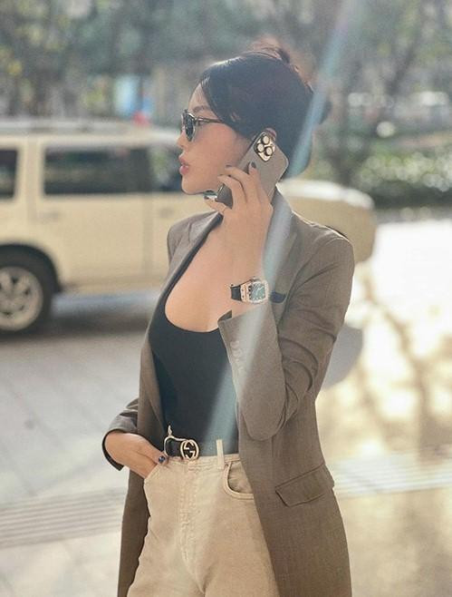 Để tạo điểm nhấn cho set trang phục kiểu "tổng tài" quyền lực, Kỳ Duyên chọn loạt hàng hiệu đắt đỏ, tổng trị giá gần 700 triệu đồng. Nổi bật trên tay nàng hậu là chiếc đồng hồ đính kim cương Hublot Spirit of Big Bang King Gold Pave Diamonds, trị giá 620 triệu đồng.