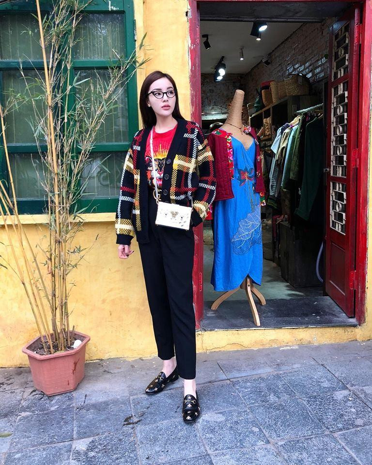 Những kiểu áo len như cardigan, sweater dáng thụng tưởng chừng đơn giản nhưng dưới bàn tay mix đồ của Kỳ Duyên, outfit lúc nào cũng đạt điểm 10 về độ xịn mịn. Đặc biệt không thể thiếu điểm nhấn là phụ kiện đắt đỏ từ Gucci, Dior,...