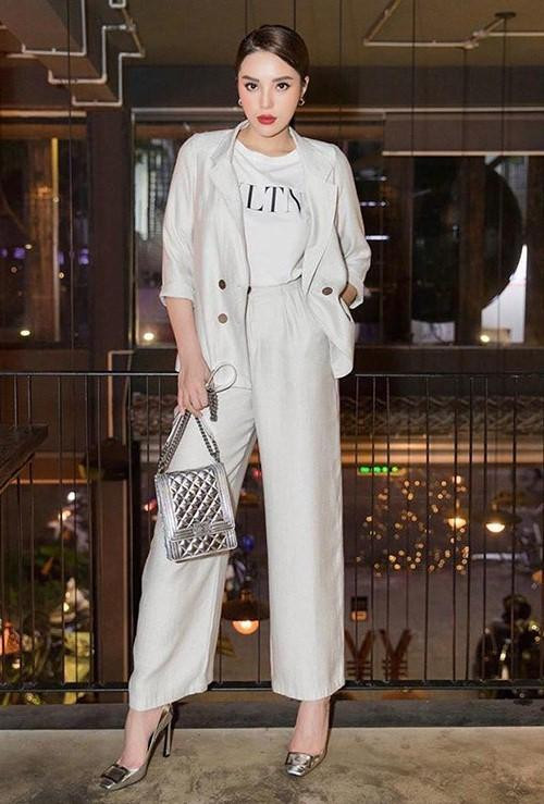 rang phục của Kỳ Duyên thường tối giản về màu sắc để thời thượng hơn mỗi khi diện style công sở. Chỉ cần phối blazer cùng quần vải và áo thun sơ vin, cô vẫn khoe được vóc dáng cùng phong cách sang trọng, đẳng cấp.