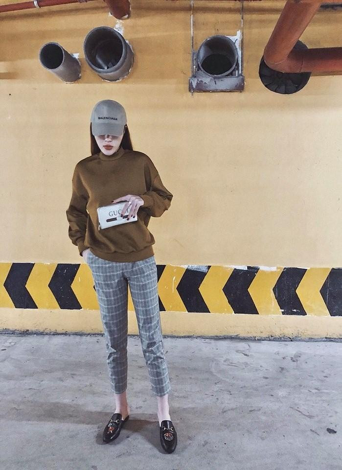 Vào mùa đông, Hoa hậu thường lên đồ theo công thức quần vải suông + sweater, mix cùng loafer.