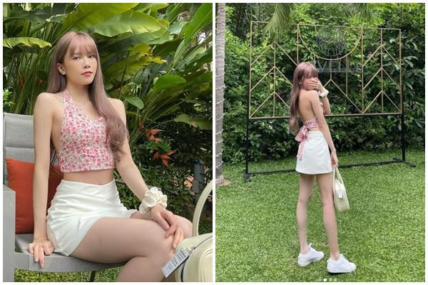 a sĩ Thiều Bảo Trâm diện trang phục trẻ trung, hiện đại với chiếc áo kiểu "trước kín sau hở" khoe khéo đôi vai thanh mảnh, gợi cảm và tấm lưng trần nuột nà. Bên cạnh đó, chiếc váy ngắn cũng giúp giọng ca sinh năm 1994 dễ dàng tôn được đôi chân trắng trẻo không tì vết. Người đẹp còn khéo léo lựa chọn màu áo ton sur ton với màu tóc.