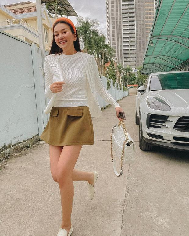 Không ai nghĩ Thanh Hằng đã chạm ngưỡng U40 sau khi ngắm nhìn cô trong set trang phục xì tin này. Chỉ bằng cách rất đơn giản, đó là mix bộ đôi áo thun + cardigan trắng với chân váy dáng xòe tông màu rêu, kết lại outfit bằng đôi loafer trắng, "chị đại" U40 đã có được tổng thể trang phục ngọt ngào, tươi xinh mà vẫn thanh lịch.