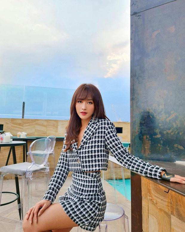 Muốn khoe được vòng eo thon thả, bạn hãy "tậu" một bộ đồ vải tweed với áo crop top và chân váy ngắn như của Khả Ngân.