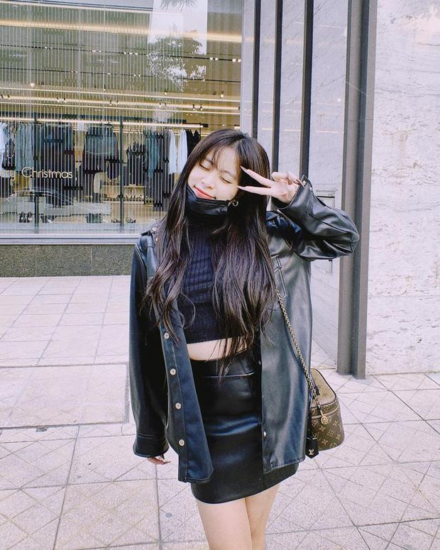 Nhờ khéo chọn những items vải da, Hoàng Thùy Linh đã có được set đồ cực kỳ thời thượng, xịn mịn. Việc mix chân váy ngắn với crop top giúp Hoàng Thùy Linh khoe eo thon, nhân đôi vẻ sexy và còn nâng cao hiệu quả tôn dáng.