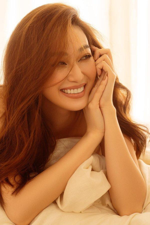 br/> Vào năm 2014, lùm xùm giữa Khánh My và Ngọc Trinh bắt nguồn từ câu trả lời của "nữ hoàng nội y" trong một bài phỏng vấn được cho là ám chỉ Khánh My là "yêu nhền nhện" từng cướp người yêu của mình. Từ đó, cả 2 người đẹp không chỉ cạch mặt mà còn coi nhau như "kẻ thù". Tuy nhiên, sau vài năm, Khánh My dường như không "để bụng" chuyện bị đá xéo ngày nào mà còn hăm hở "học theo kẻ thù" ấy chứ.