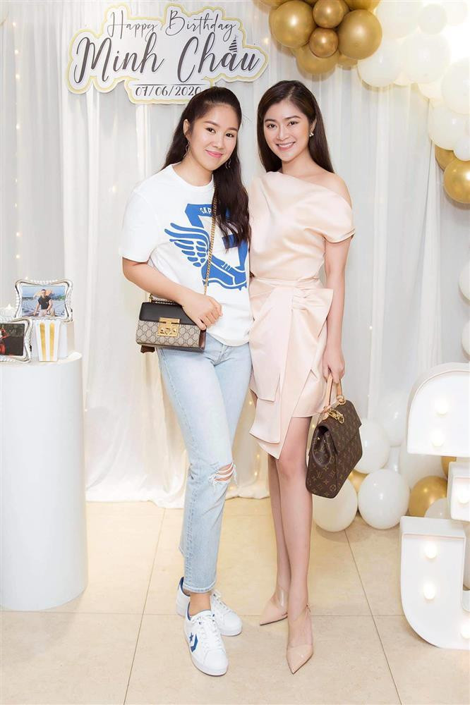 Thời điểm này, cô vẫn diện áo phông dáng rộng và quần jeans để giấu vòng eo bánh mì.