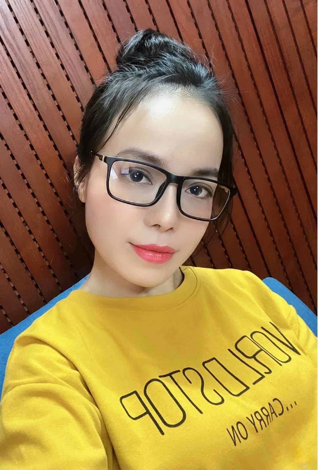 Ca sĩ Lan Anh đăng ảnh trẻ trung và tếu táo: ''Đeo kính như này có ra chất cô giáo không ta?''.