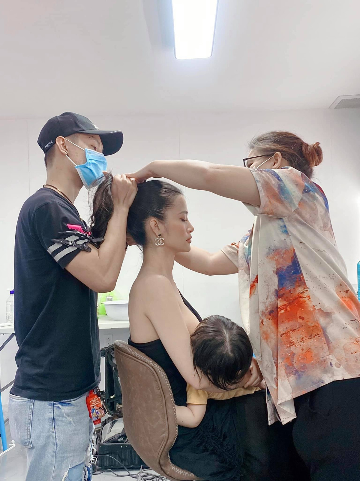  Sao Việt hôm nay 18/10: Hình ảnh tranh thủ cho con bú trong khi chờ làm việc của Đông Nhi được nhiều người ủng hộ vì thể hiện tình mẫu tử thiêng liêng.