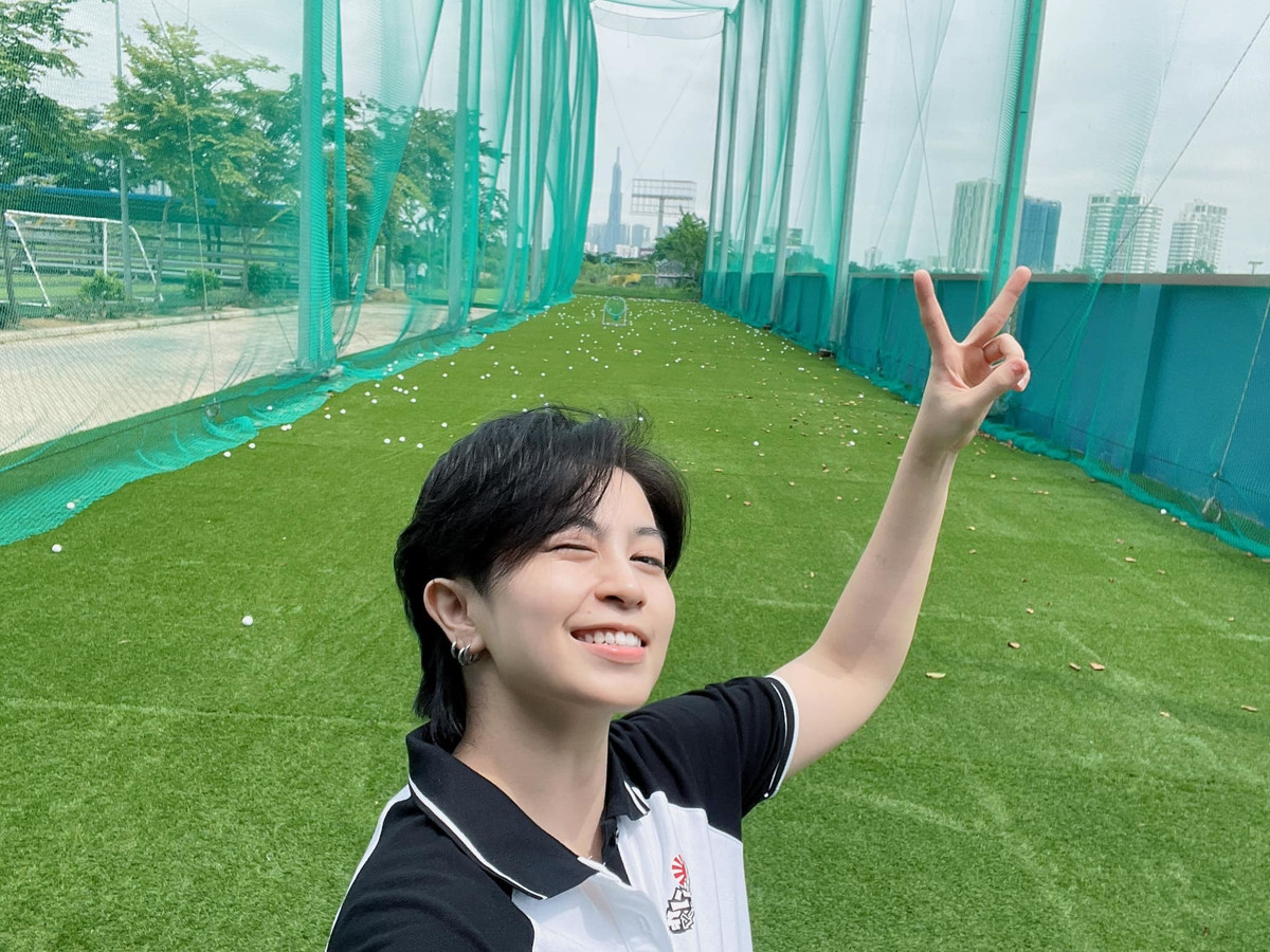 Gil Lê selfie đáng yêu ngoài sân tập.