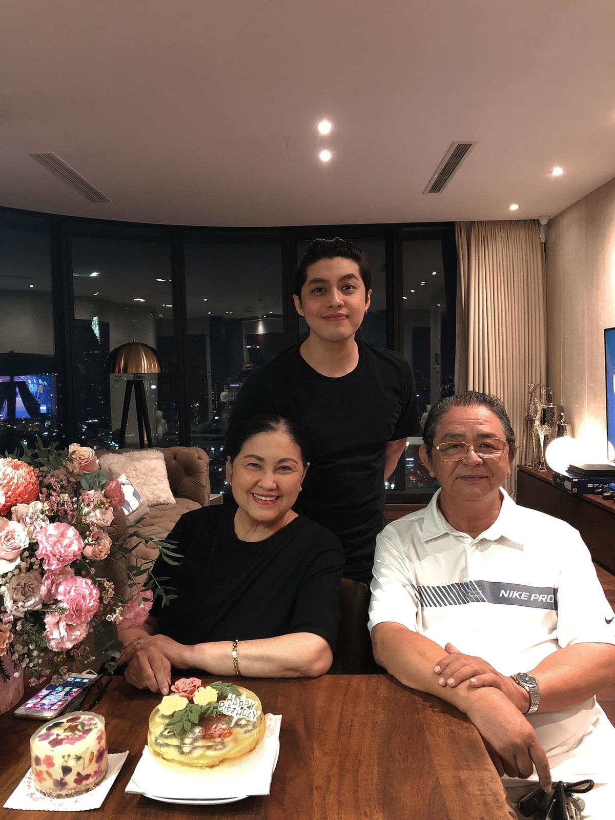 "Lấy cả giang sơn chỉ để đổi lấy một nụ cười hạnh phúc và an yên", Noo Phước Thịnh hạnh phúc bên bố mẹ.