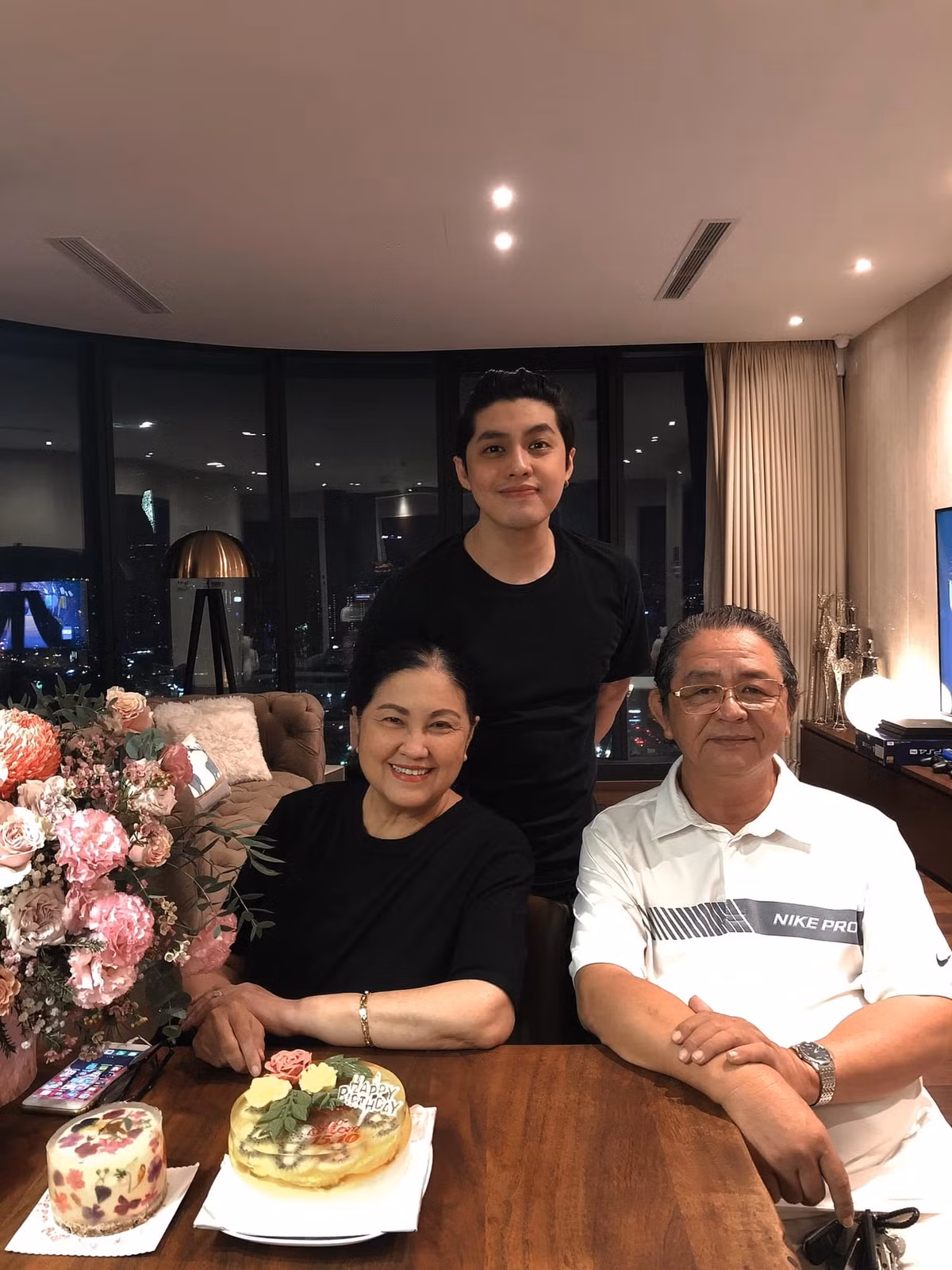 "Lấy cả giang sơn chỉ để đổi lấy một nụ cười hạnh phúc và an yên", Noo Phước Thịnh hạnh phúc bên bố mẹ.