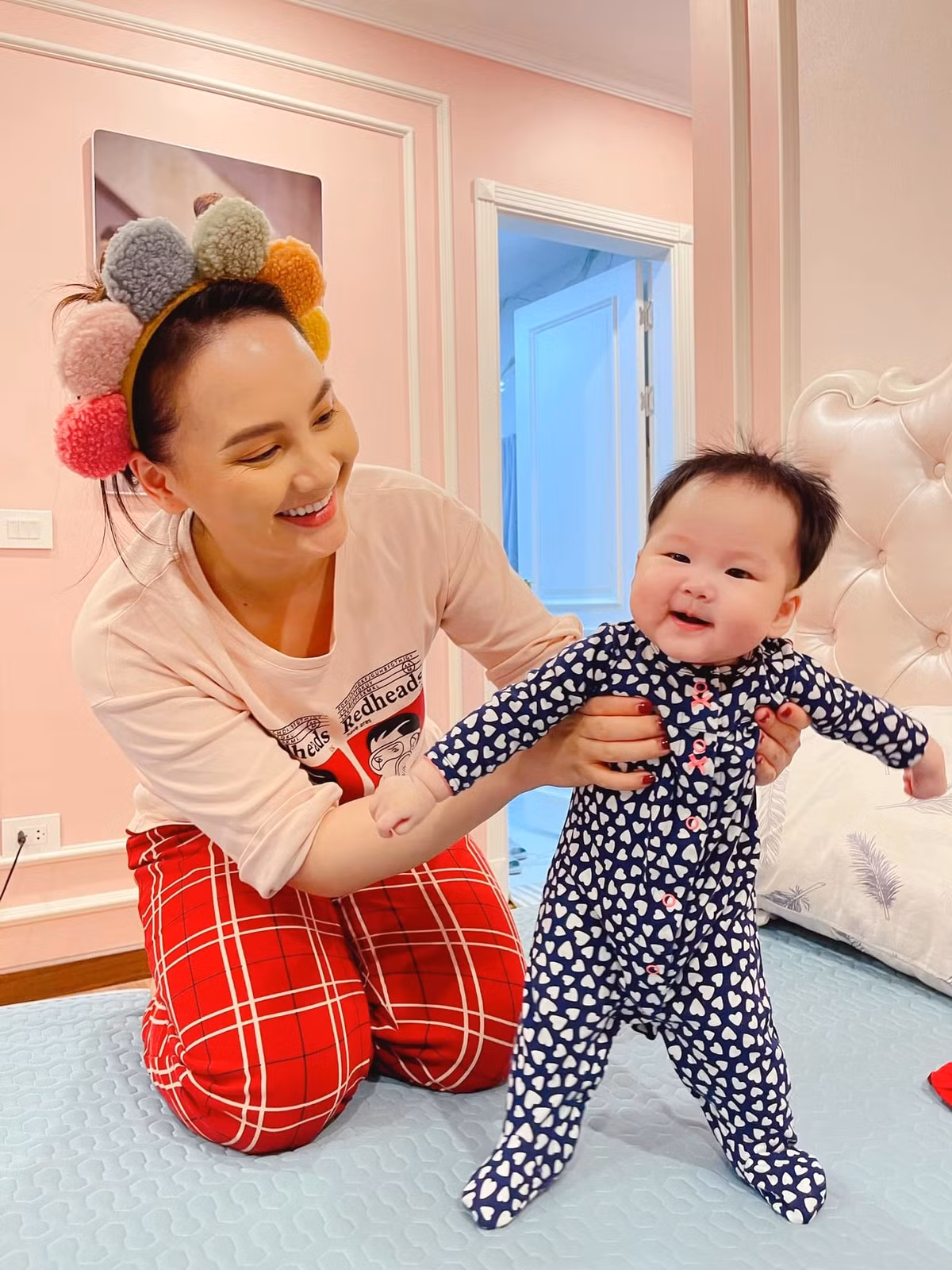  Bảo Thanh nhí nhảnh bên con gái yêu.