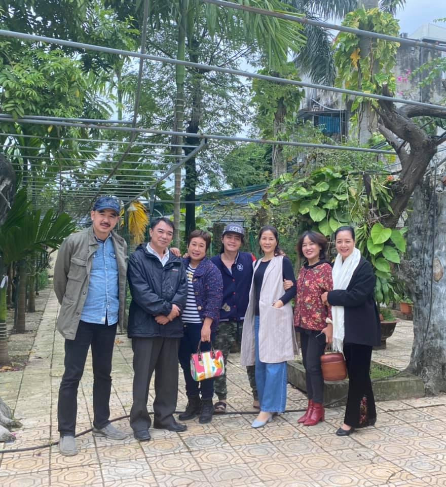 Nghệ sĩ Chiều Xuân cùng những bạn bè thân thiết tới thắp hương tại nhà cố nghệ sĩ Giang Còi.