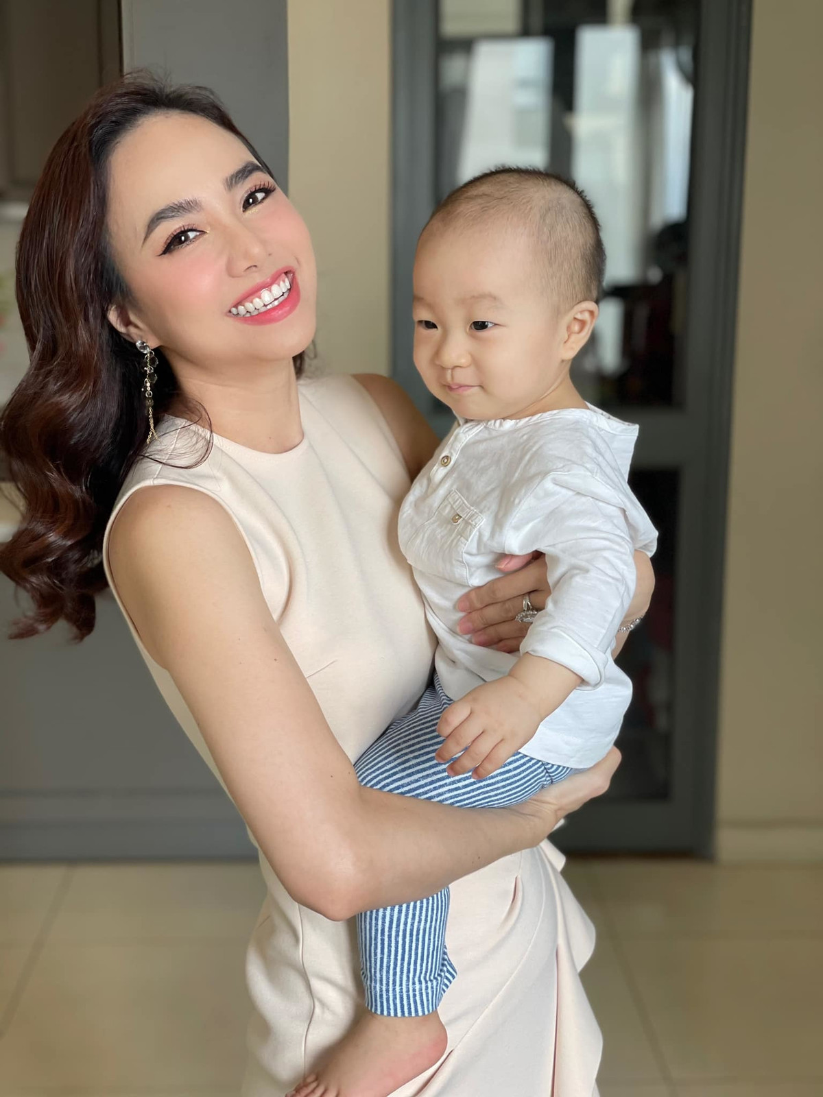 Đinh Ngọc Diệp xinh đẹp rạng rỡ bên con trai.