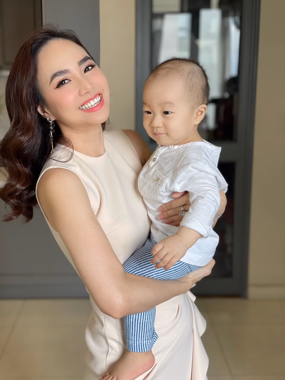 Đinh Ngọc Diệp xinh đẹp rạng rỡ bên con trai.