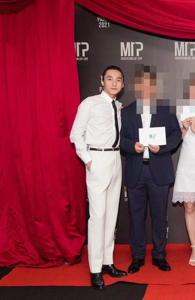 Nhiều người ngạc nhiên đến mức phải zoom lên cho kỹ ảnh để xem là style mới hay do sếp lỡ... vội vàng trong lúc lên đồ.