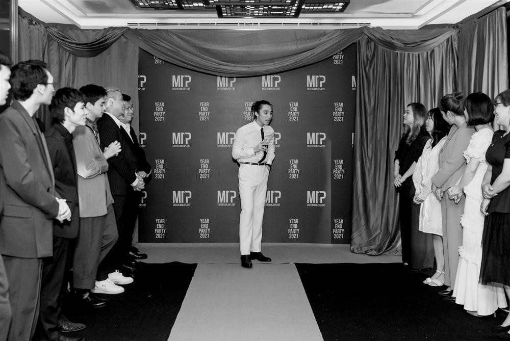 Bên cạnh đó, tướng tá của Sếp lần này lại gây khá nhiều tranh cãi. Từng được biết đến với thân hình thấp bé thậm chí "gầy nhom", Sếp của hiện tại lại xuất hiện với body và phần bụng khá... nặng nề, đến mức nhìn từ xa vẫn thấy rõ. Tuy nhiên, nhiều người cho rằng có thể chỉ là do phần áo lùng bùng nên tạo "hiệu ứng" bụng bia mà thôi