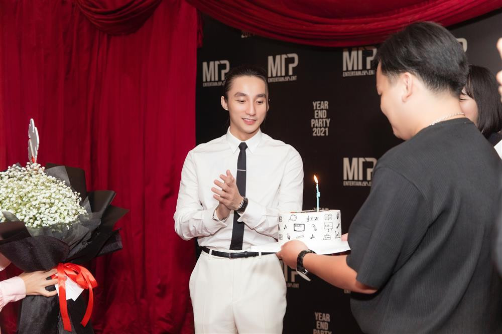 Song gây chú ý nhất vẫn chính là gu thời trang gây "hoang mang". Đơn cử như style sơ vin cà vạt của Sơn Tùng bỗng nhiên rần rần trở lại trên cõi mạng, gây ra luồng tranh cãi cực mạnh.