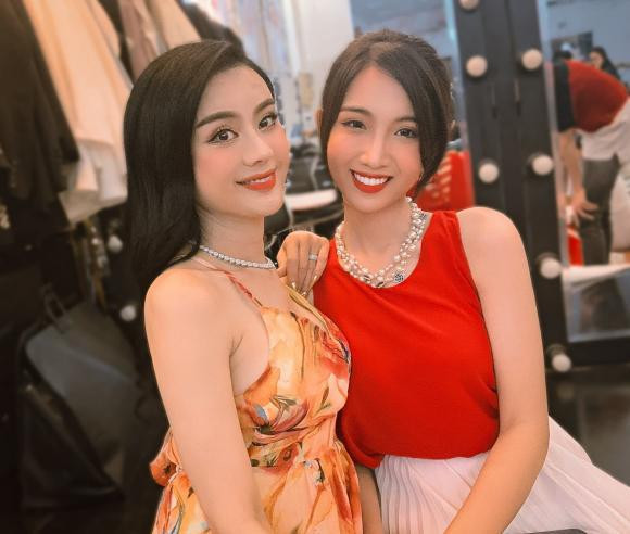 Nhật Hà đọ sắc "một chín, một mười" cùng Lâm Khánh Chi. Giọng ca chuyển giới cũng được khen ngợi trẻ trung ngang ngửa đàn em dù hơn 19 tuổi.