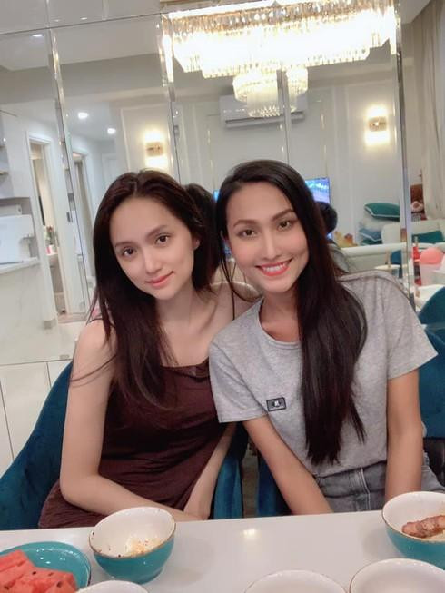 oa hậu Hương Giang, Hoài Sa tự tin khoe mặt mộc tươi sáng trong cùng khung hình.