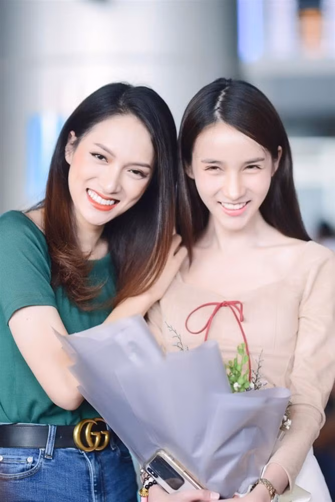 Hương Giang có phần lấn lướt cả Á hậu chuyển giới Thái Lan Yoshi trong khoảnh khắc chụp hình ở sân bay.