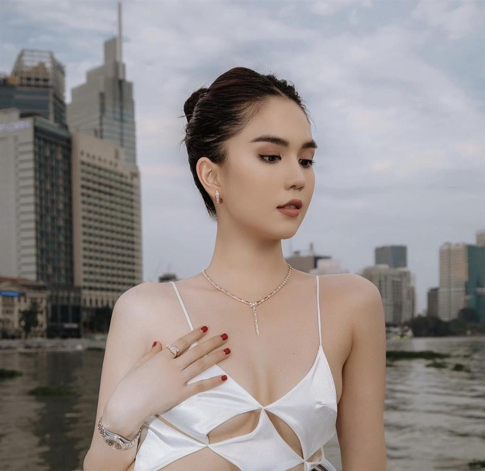 Thiết kế mỏng manh lại chơi mốt thả rông nên nếu nhìn thoáng qua, người xem rất dễ nhầm tưởng Ngọc Trinh để lộ điểm nhạy cảm ở cặp tuyết lê. Vốn sở hữu vòng 1 không phải bốc lửa nhất Vbiz nên khi diện trang phục này với mốt "no-bra", thiết kế này trở nên nhăn nhúm, lùng bùng, Ngọc Trinh cũng giảm sexy đi vài phần.