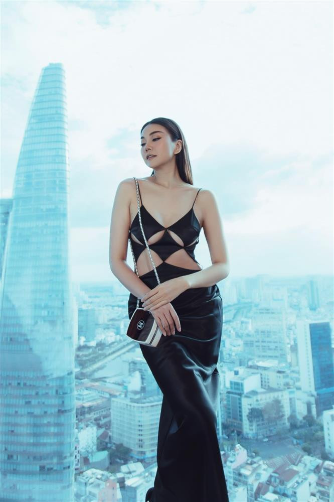 Chiếc đầm lụa chẳng làm khó được Thanh Hằng bởi số đo 3 vòng của chân dài quá chuẩn chỉnh.