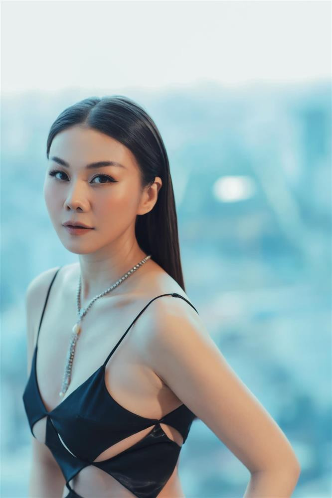 Chẳng cần cầu kì, huấn luyện viên The Face để tóc thẳng rẽ ngôi giữa cũng toát lên thần thái sang chảnh ngút ngàn.