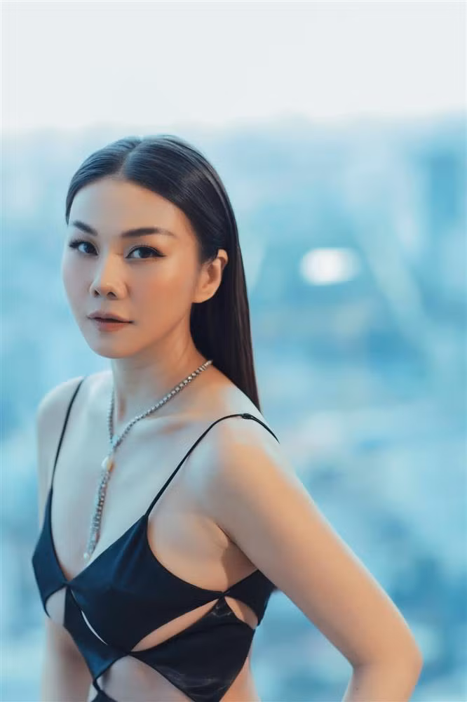 Chẳng cần cầu kì, huấn luyện viên The Face để tóc thẳng rẽ ngôi giữa cũng toát lên thần thái sang chảnh ngút ngàn.