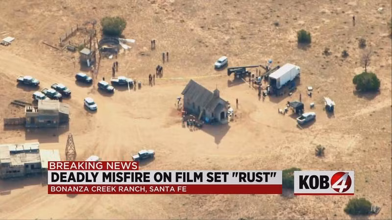 Dien vien Alec Baldwin ban chet quay phim tai phim truong-Hinh-2