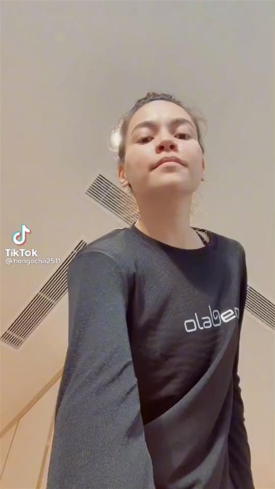 br/> Hồ Ngọc Hà sau sinh 2 con từng gây bất ngờ vì về dáng cực kì thần tốc. Điều này được minh chứng khi những hình ảnh gần đây cô chia sẻ đều khoe đường cong hoàn hảo, eo phẳng lì không chút mỡ thừa. Tuy nhiên vừa qua, trong một clip quay bằng cam thường được chính chủ tự đăng, dân tình lại được phen tá hỏa vì nhan sắc thật có phần nhợt nhạt cùng vòng 2 to bất thường của người đẹp.