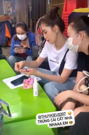 Ngọc Trinh còn mua vé số ủng hộ một người bán hàng rong...