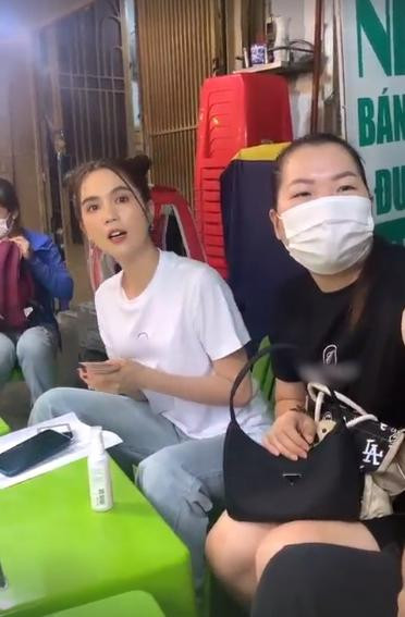 và ăn quà vặt tại khu chợ này.