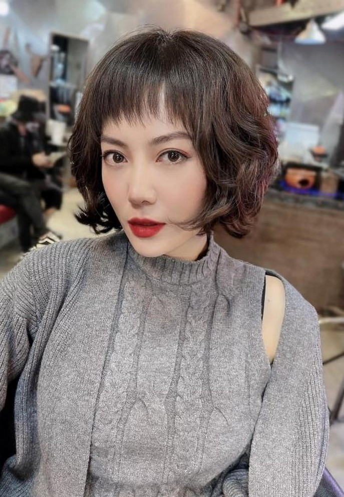 Diễn viên Thanh Hương khoe kiểu tóc ngắn mới cá tính, điệu đà.