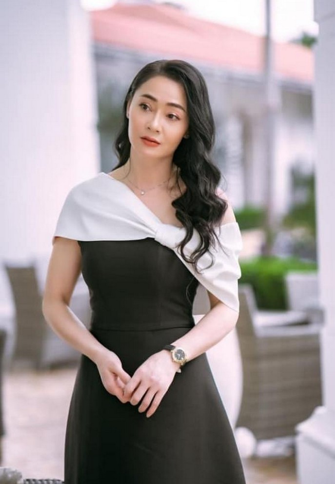 Tin sao Việt 10/12: Quách Thu Phương chia sẻ ảnh rạng rỡ cùng dòng trạng thái chiêm nghiệm về phụ nữ trung niên: "Đàn bà ngoài 40 ít ồn ào, ít khoe khoang. Họ tự hiểu những được mất ở đời là lẽ thường tình. Đắng cay thì tự mình vượt qua, hạnh phúc thì bản thân tự thưởng. Họ sẽ không than vãn, khóc than khi gặp những chuyện đau lòng...".