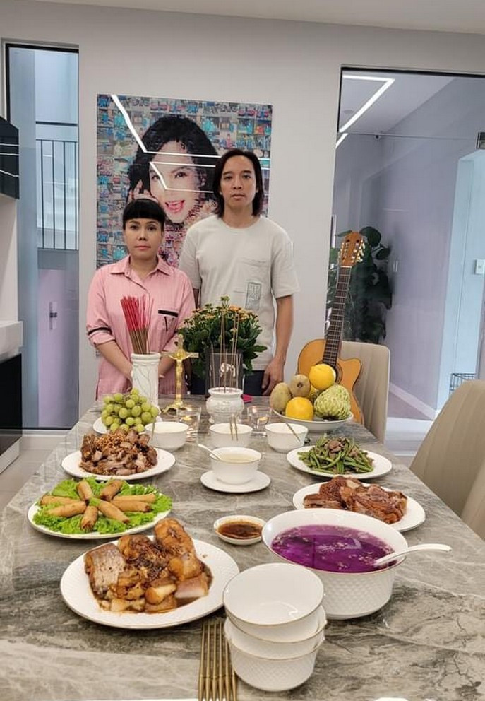 Vợ chồng nghệ sĩ Việt Hương - Hoài Phương bày biện mâm cúng giỗ nghệ sĩ Chí Tài.