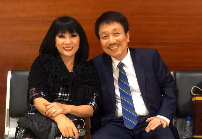 Danh ca Cẩm Vân chia sẻ ảnh cùng nhạc sĩ Phú Quang để tiễn biệt ông.