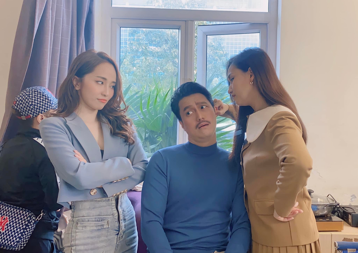 Phạm Quỳnh Nga đăng ảnh bên Việt Anh và Lã Thanh Huyền tếu táo: ''Khi ba anh em đi làm phi… tưởng lườm nguýt thế nào hoá ra là đến tấu hài''.