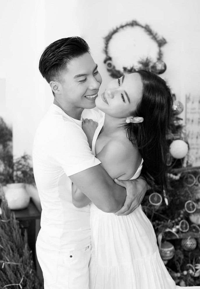 Ca sĩ Ngọc Mai hạnh phúc trong vòng tay của ông xã - nghệ sĩ xiếc Quốc Nghiệp.