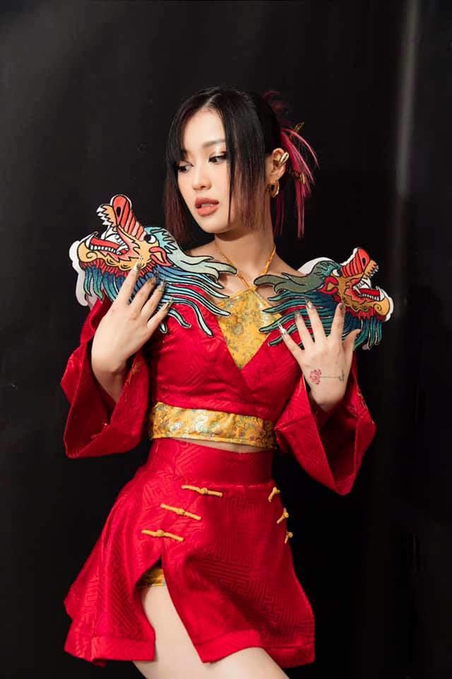 Trước đó, cô cũng có một bộ đồ diễn khá ấn tượng khi cài cắm hình đầu rồng vào trang phục áo yếm.