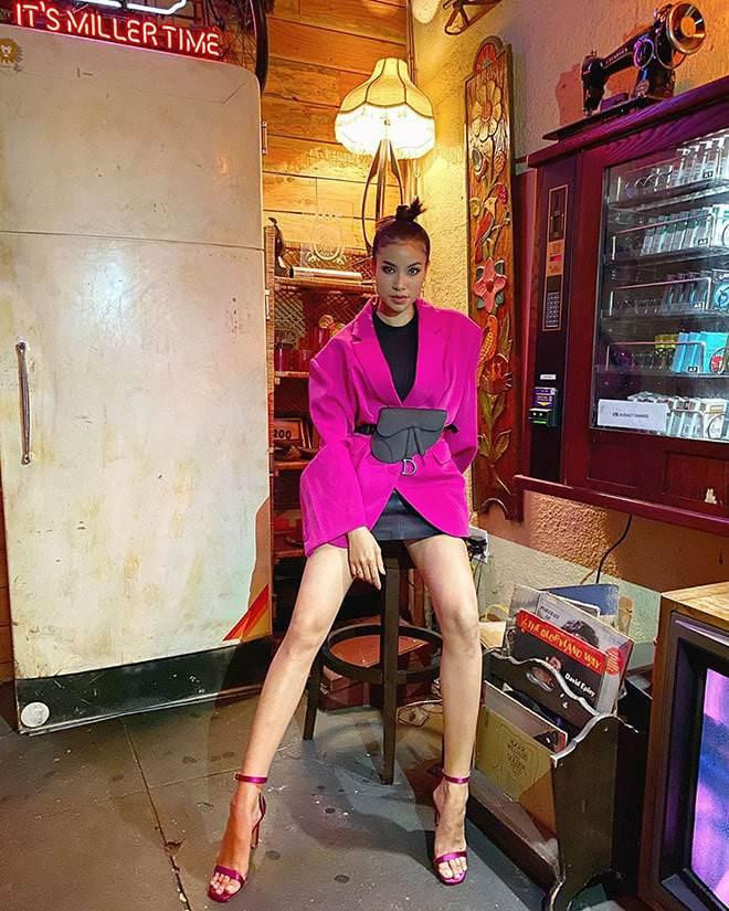 hạm Hương gây choáng váng với hình ảnh bàn chân biến dạng hãi hùng. Có vẻ như vì cơ thể quá gầy mà chân dài họ Phạm có đôi chân gân guốc, nhăn nheo.