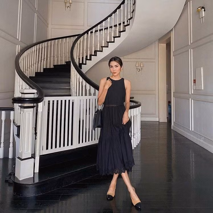 Mới đây, ngọc nữ màn ảnh Việt lại vô tình làm lộ một khuyết điểm lão hóa kém đẹp khi đăng tải chiếc ảnh khoe outfit "lên đồ" đi làm trên trang cá nhân. Ăn mặc đơn giản, tô son điểm phấn nhẹ nhàng, hình ảnh này nhanh chóng nhận được sự chú ý của nhiều người vì đã một thời gian dài, cô mới khoe cận cảnh body trên trang cá nhân.