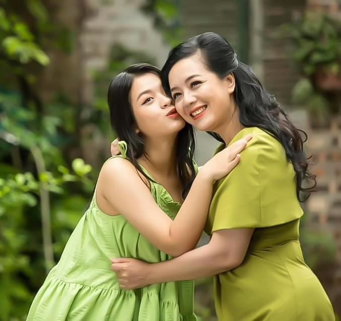 Nghệ sĩ Chiều Xuân hạnh phúc bên con gái.