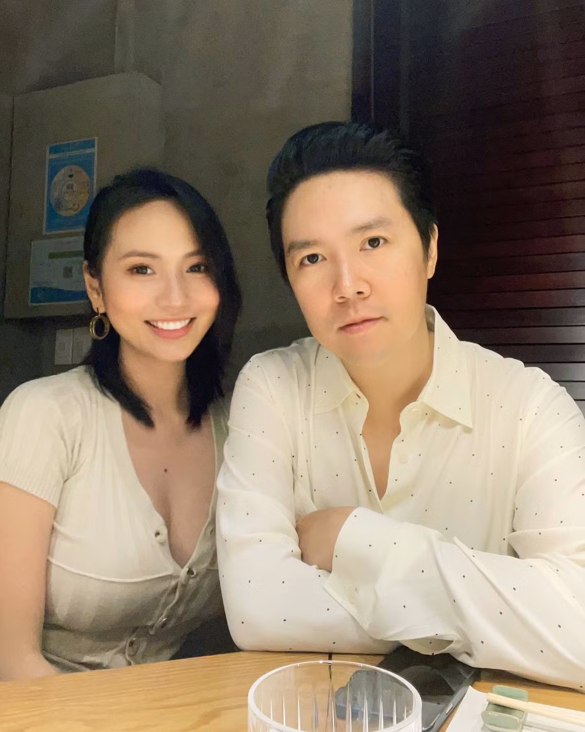 Lê Hiếu hạnh phúc bên vợ trẻ.