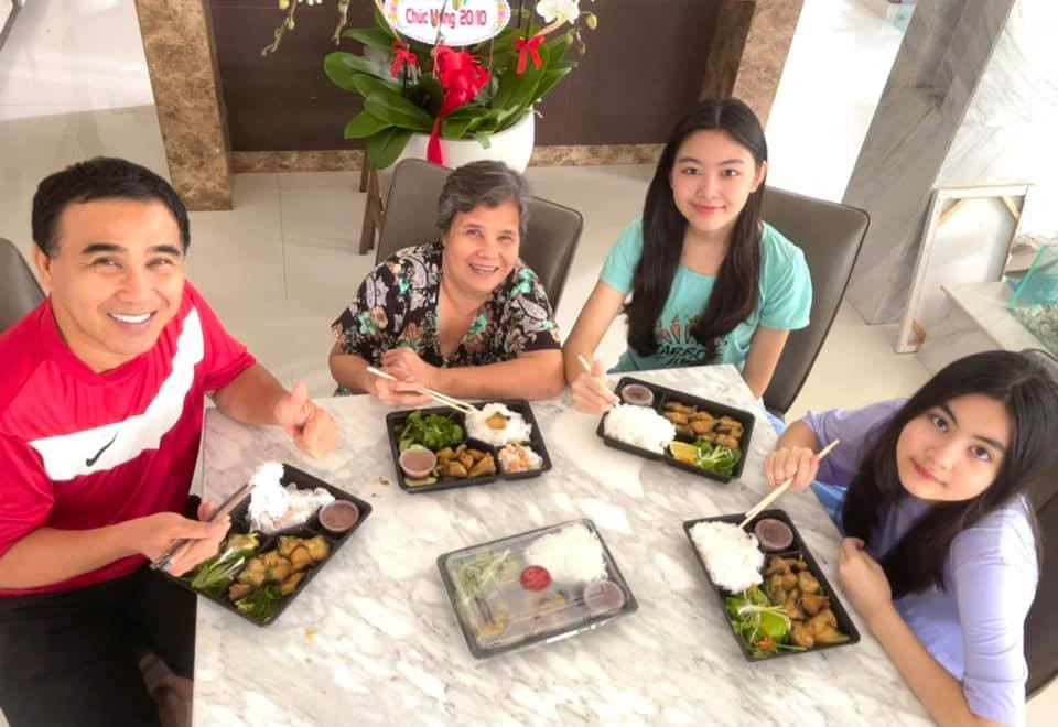 Quyền Linh vui vẻ bên mẹ và hai con gái.